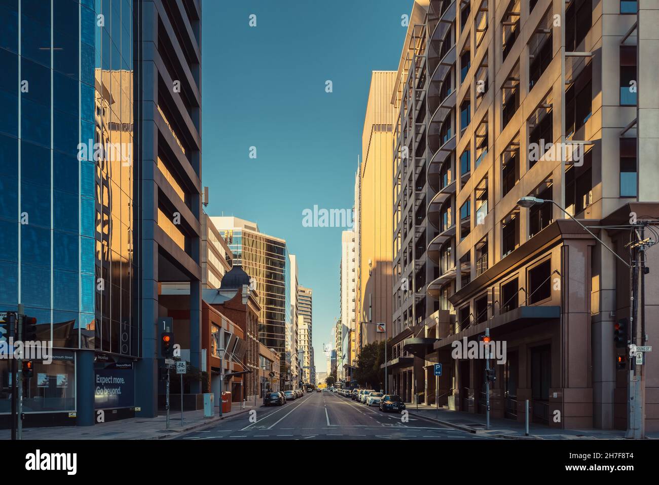 Adélaïde, Australie - 4 avril 2021 : rue Waymouth dans le centre-ville d'Adélaïde, en regardant vers l'est à l'heure du coucher du soleil le dimanche soir Banque D'Images
