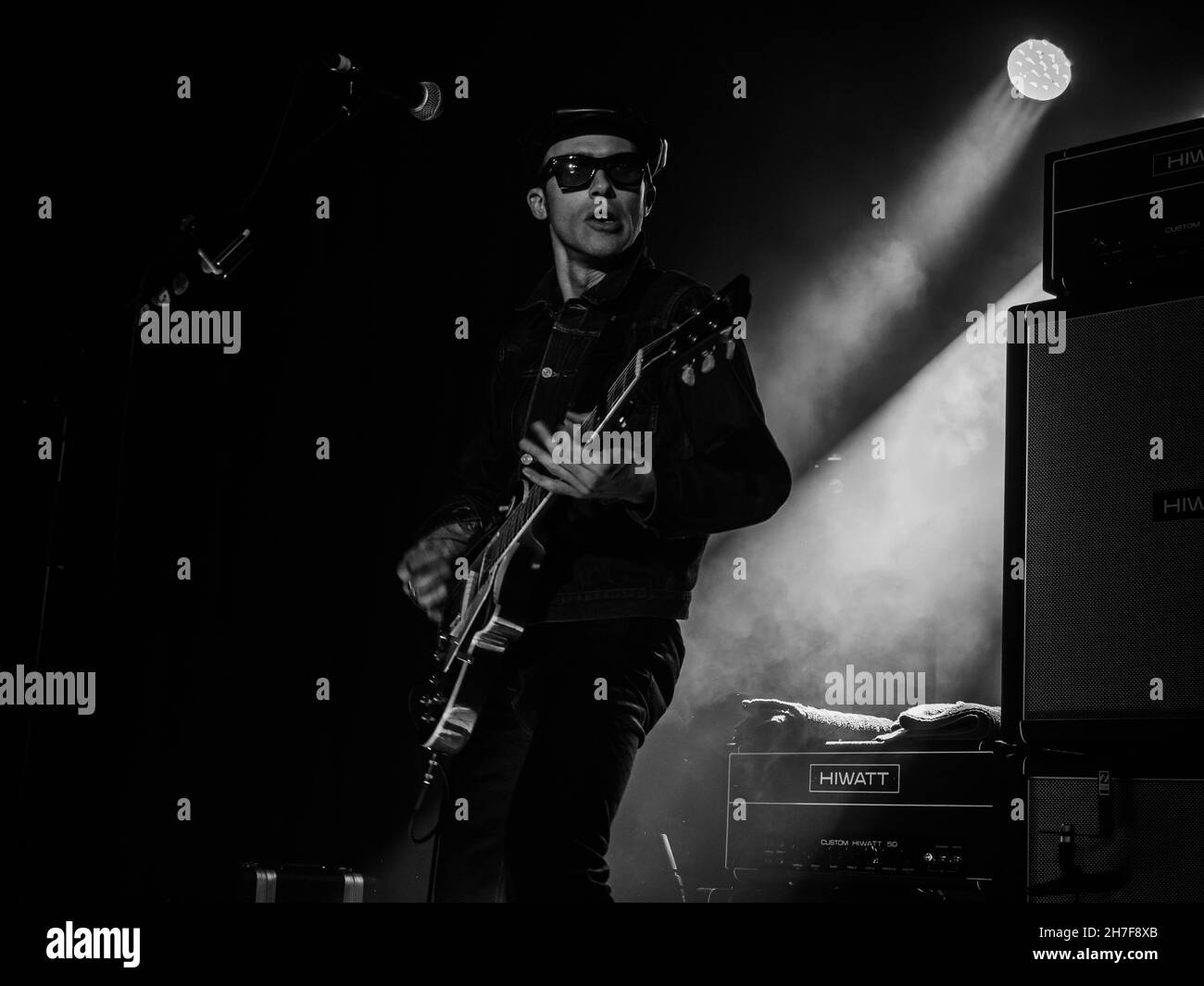 Le groupe de rock américain The Eagles of Death Metal UK NOV 22:Tour, BRIGHTON (Eagles of Death Metal est un groupe de rock américain fondé par Jesse Hughes et Josh Homme dans le désert) réalise un concert de musique dans le nouveau site de Chalk, Brighton.Le premier spectacle sur EoDM (groupe Eagles of Death Metal) a retardé la tournée britannique.EODM a joué sur un lieu plein avec Jennie Vee jouant a Fender Bass, Jesse Hughes sur une Gibson et Fender Guitar, et guitariste en chef sur Fender Strat, American Metal Band Eagles of Death Metal jouant leur dernière version. Banque D'Images