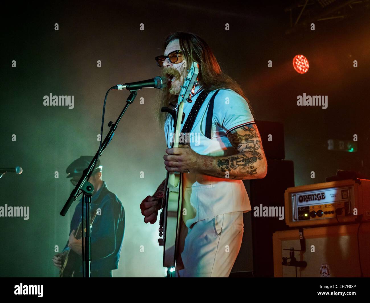 Le groupe de rock américain The Eagles of Death Metal UK NOV 22:Tour, BRIGHTON (Eagles of Death Metal est un groupe de rock américain fondé par Jesse Hughes et Josh Homme dans le désert) réalise un concert de musique dans le nouveau site de Chalk, Brighton.Le premier spectacle sur EoDM (groupe Eagles of Death Metal) a retardé la tournée britannique.EODM a joué sur un lieu plein avec Jennie Vee jouant a Fender Bass, Jesse Hughes sur une Gibson et Fender Guitar, et guitariste en chef sur Fender Strat, American Metal Band Eagles of Death Metal jouant leur dernière version. Banque D'Images