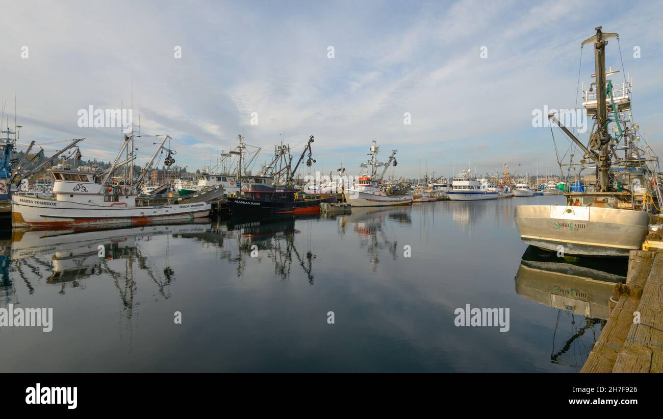 Seattle - 21 novembre 2021; bateaux de pêche commerciaux amarrés au terminal de Fishermens à Seattle.C'est une destination touristique populaire Banque D'Images