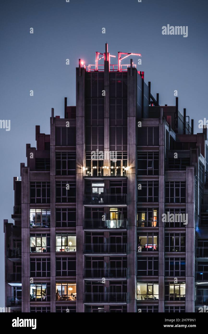 Les veuves d'un immeuble d'appartements du centre-ville de Toronto s'illuminent la nuit Banque D'Images