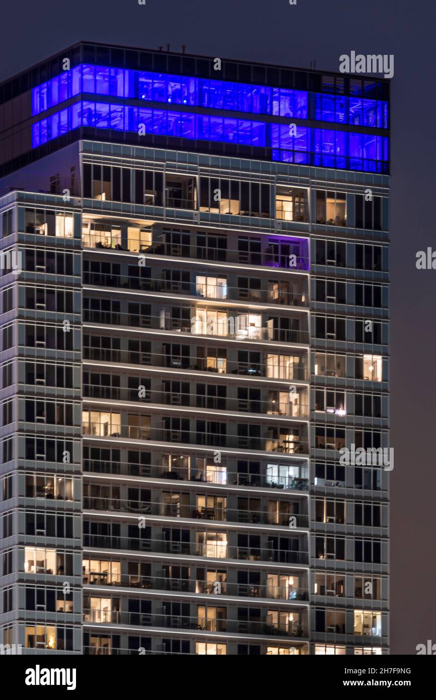 Les veuves d'un immeuble d'appartements dans le centre-ville de Toronto s'illuminent la nuit Banque D'Images
