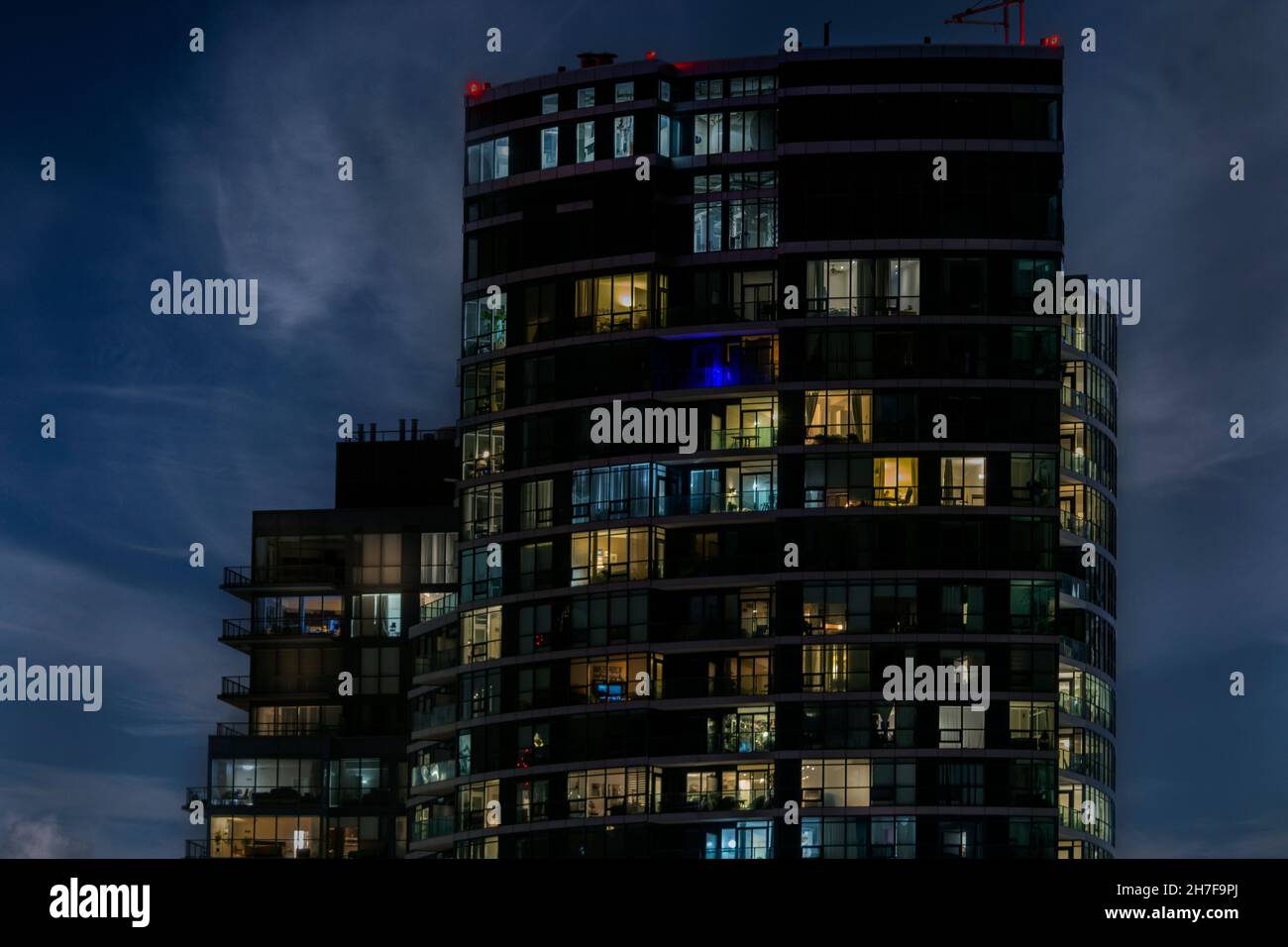 Les veuves d'un immeuble d'appartements dans le centre-ville de Toronto s'illuminent la nuit Banque D'Images