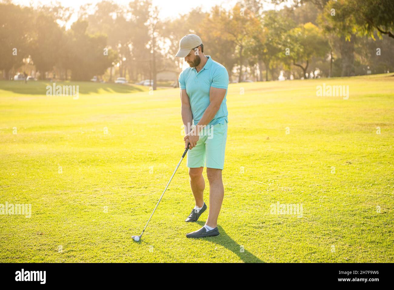 beau homme jouant au golf sur l'herbe verte, loisirs Banque D'Images