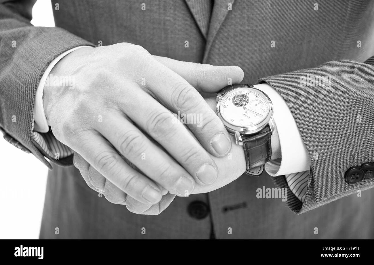 accessoire mode pour homme. pantacourt homme en costume temps de vérification. homme d'affaires avec montre à main. Banque D'Images