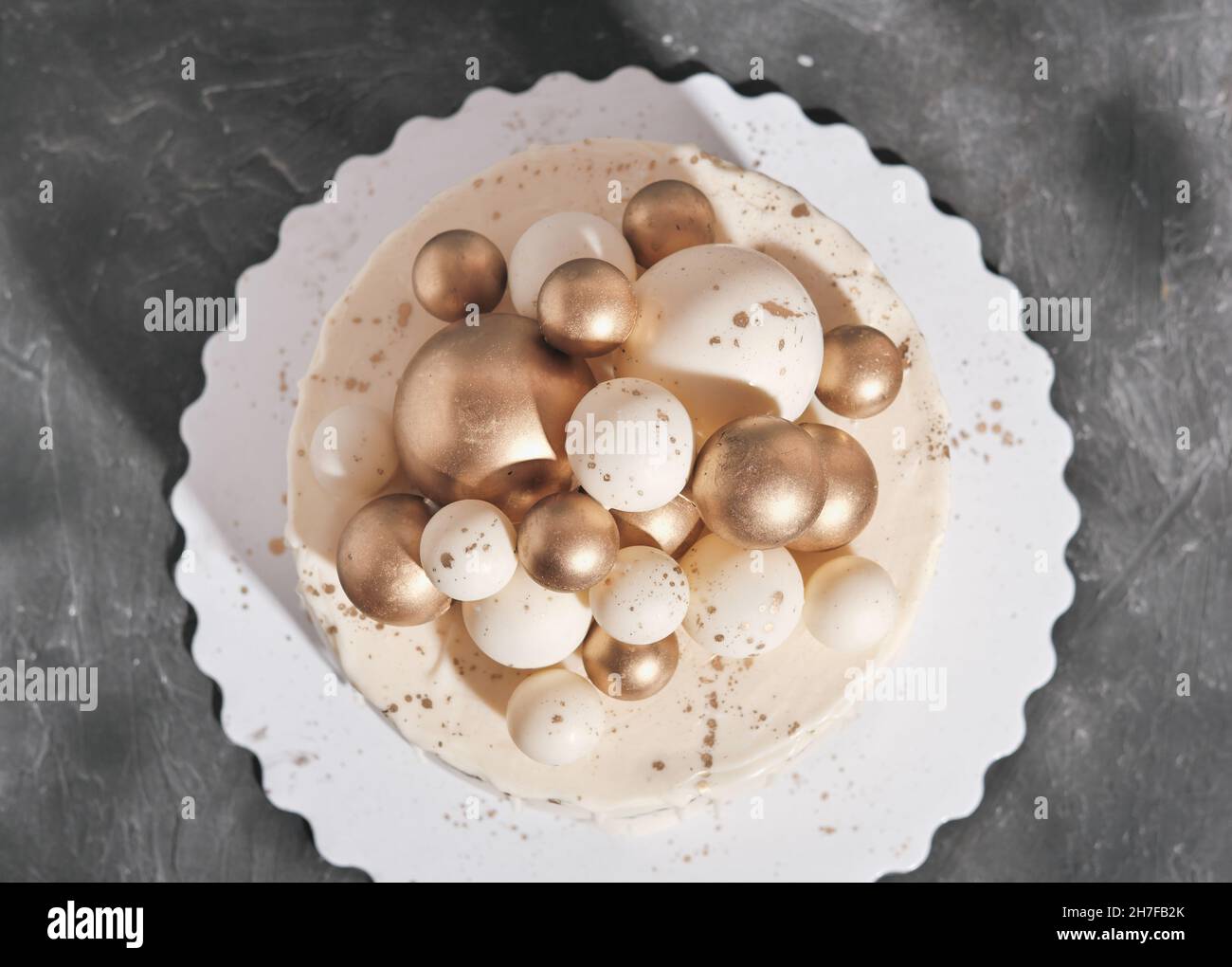 gâteau de mariage décoré de boules dorées.Gâteau de luxe décoré pour anniversaire, concept anniversaire, dessert festif. Vue sur le dessus. Banque D'Images