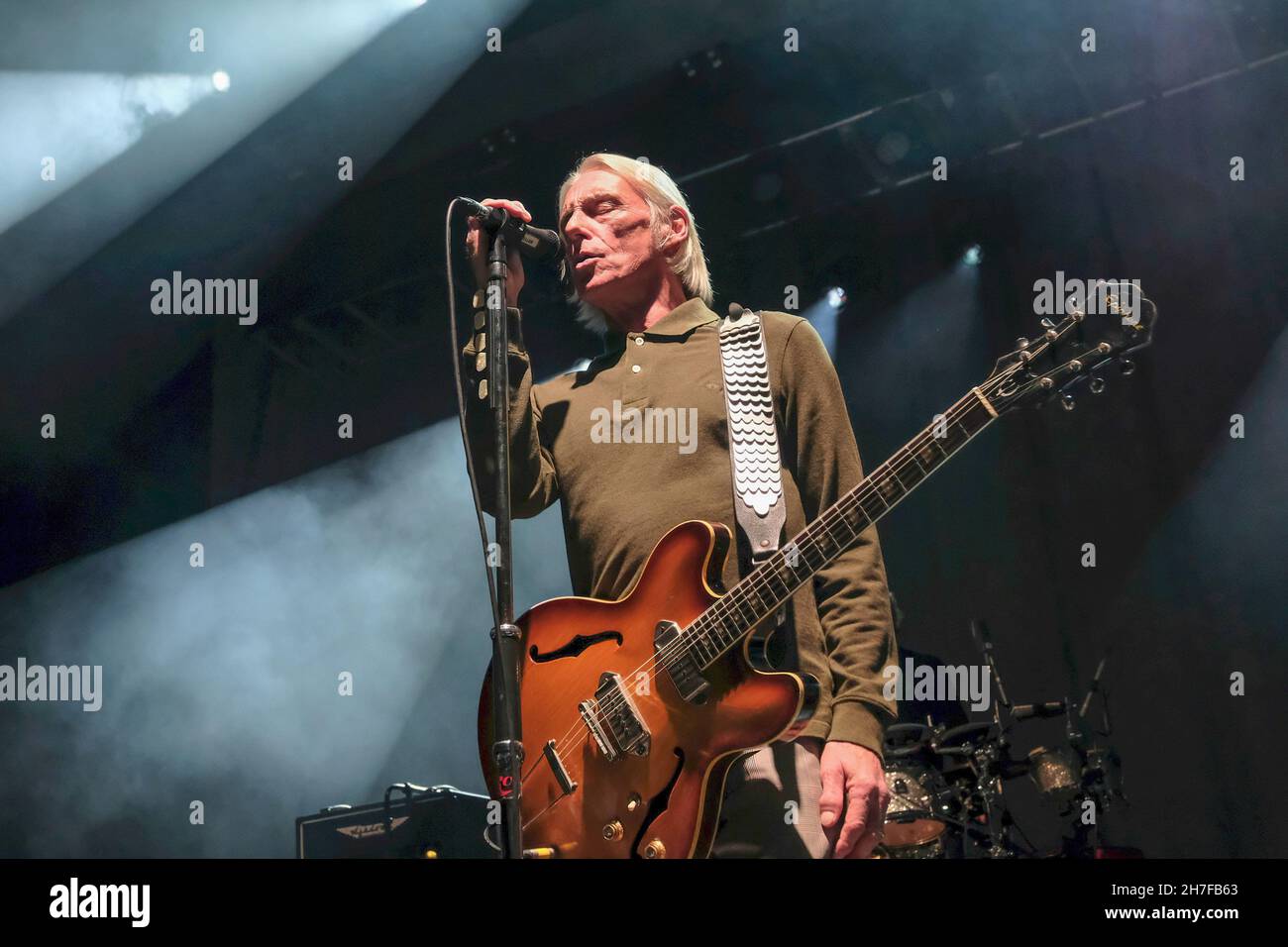 Southampton, Royaume-Uni.22 novembre 2021.Paul Weller, né John William Weller, chanteur-compositeur anglais et musicien, ancien membre du nouveau groupe de reconstitution de vague mod The Jam, se produit en direct sur scène à l'O2 Guildhall Southampton.Crédit : SOPA Images Limited/Alamy Live News Banque D'Images