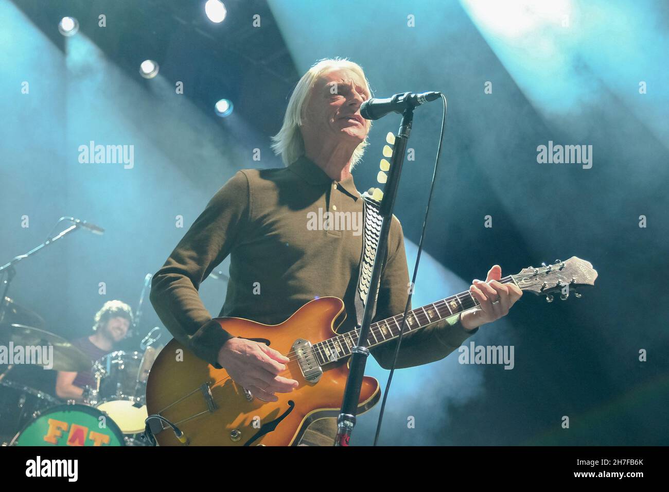 Southampton, Royaume-Uni.22 novembre 2021.Paul Weller, né John William Weller, chanteur-compositeur anglais et musicien, ancien membre du nouveau groupe de reconstitution de vague mod The Jam, se produit en direct sur scène à l'O2 Guildhall Southampton.Crédit : SOPA Images Limited/Alamy Live News Banque D'Images