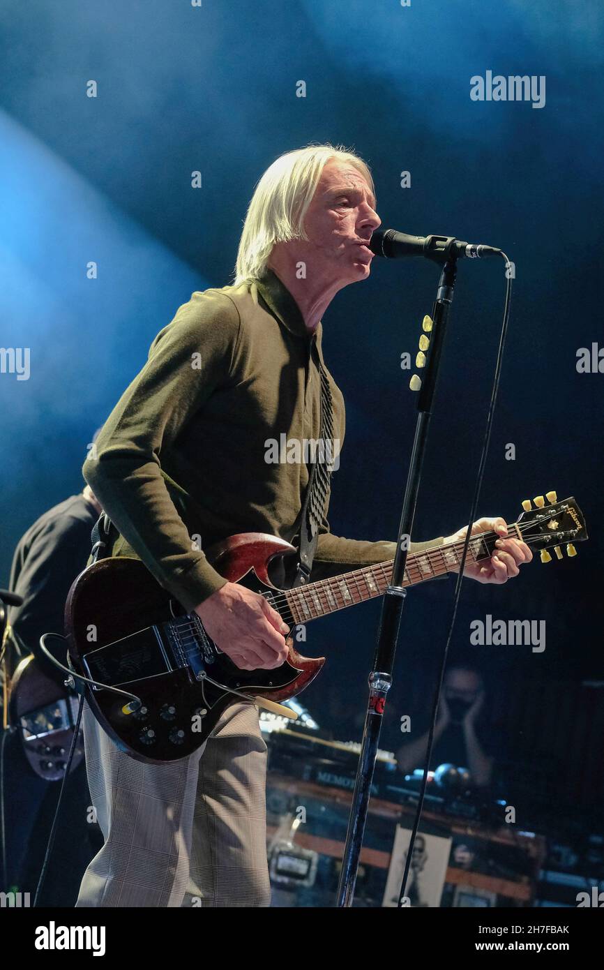 Southampton, Royaume-Uni.22 novembre 2021.Paul Weller, né John William Weller, chanteur-compositeur anglais et musicien, ancien membre du nouveau groupe de reconstitution de vague mod The Jam, se produit en direct sur scène à l'O2 Guildhall Southampton.(Photo par Dawn Fletcher-Park/SOPA Images/Sipa USA) crédit: SIPA USA/Alay Live News Banque D'Images