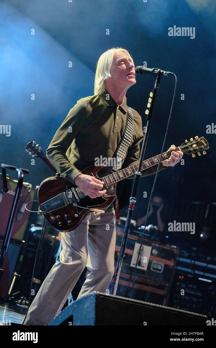 Southampton, Royaume-Uni.22 novembre 2021.Paul Weller, né John William Weller, chanteur-compositeur anglais et musicien, ancien membre du nouveau groupe de reconstitution de vague mod The Jam, se produit en direct sur scène à l'O2 Guildhall Southampton.(Photo par Dawn Fletcher-Park/SOPA Images/Sipa USA) crédit: SIPA USA/Alay Live News Banque D'Images