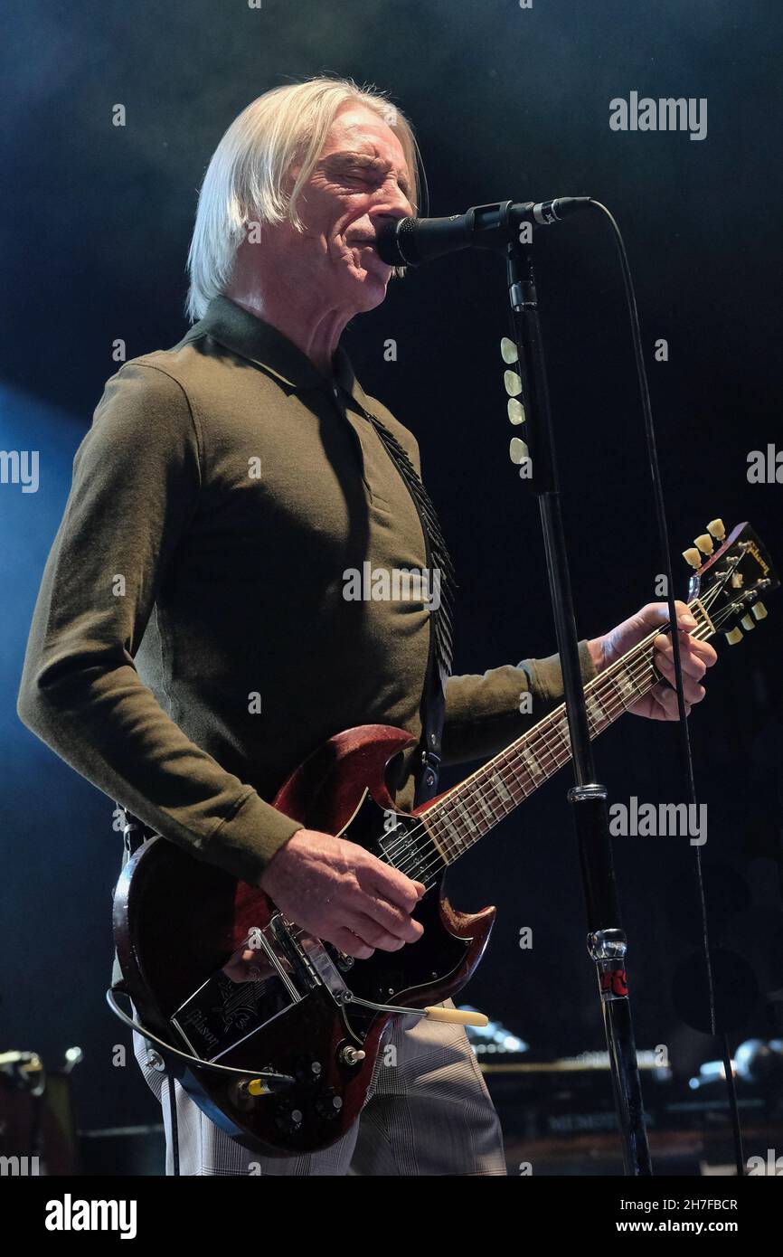 Southampton, Royaume-Uni.22 novembre 2021.Paul Weller, né John William Weller, chanteur-compositeur anglais et musicien, ancien membre du nouveau groupe de reconstitution de vague mod The Jam, se produit en direct sur scène à l'O2 Guildhall Southampton.(Photo par Dawn Fletcher-Park/SOPA Images/Sipa USA) crédit: SIPA USA/Alay Live News Banque D'Images