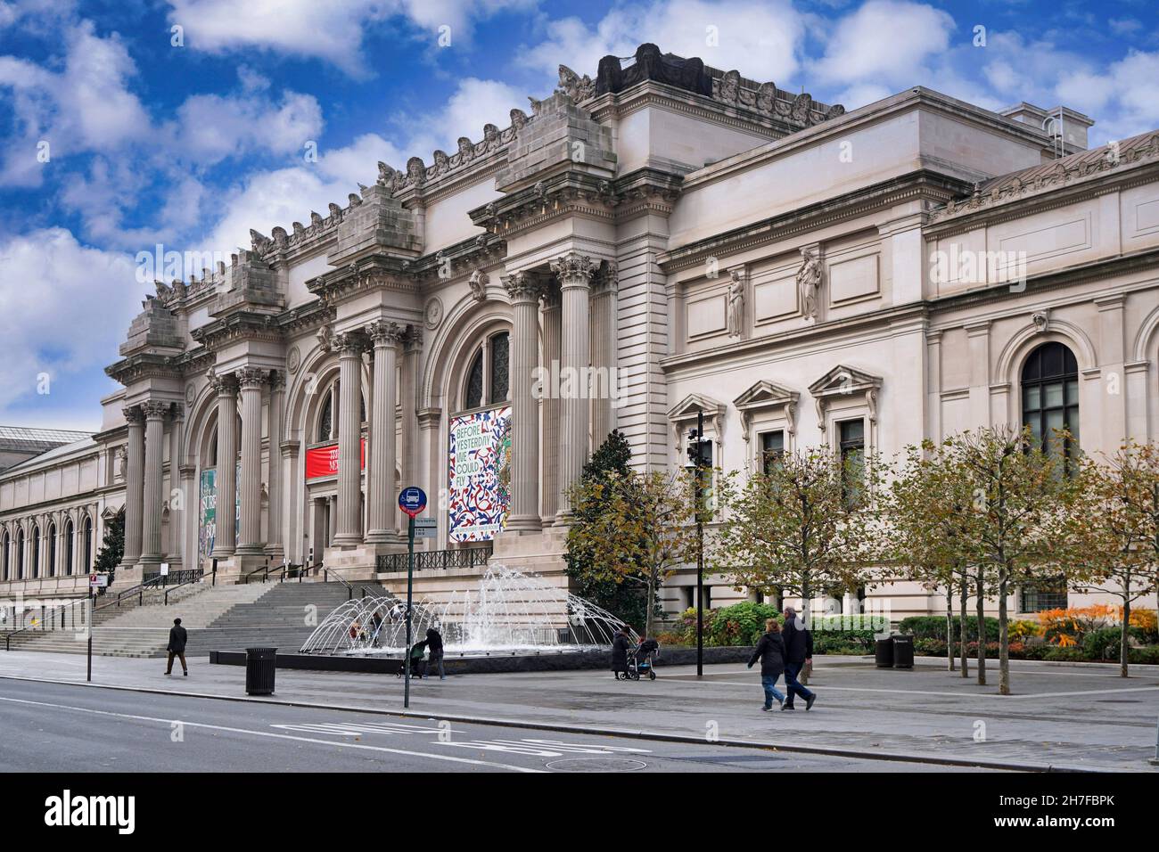 New York City, USA - 17 novembre 2021 : l'architecture classique de la façade de la Cinquième Avenue du Metropolitan Museum of Art Banque D'Images