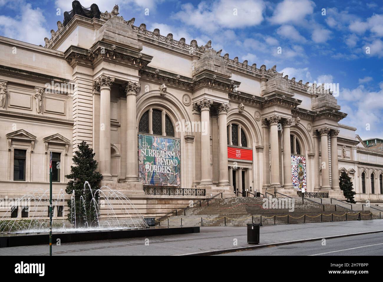 New York City, USA - 17 novembre 2021 : l'architecture classique de la façade de la Cinquième Avenue du Metropolitan Museum of Art Banque D'Images