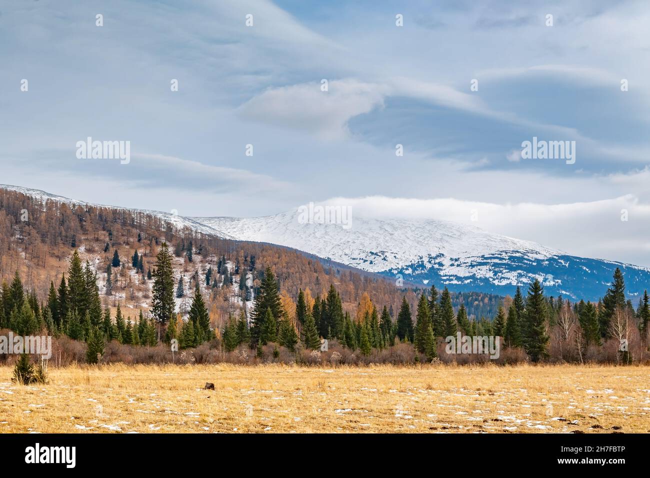 sombre automne hiver paysage alpin de montagne avec neige et nuages par temps nuageux avant le crépuscule Banque D'Images