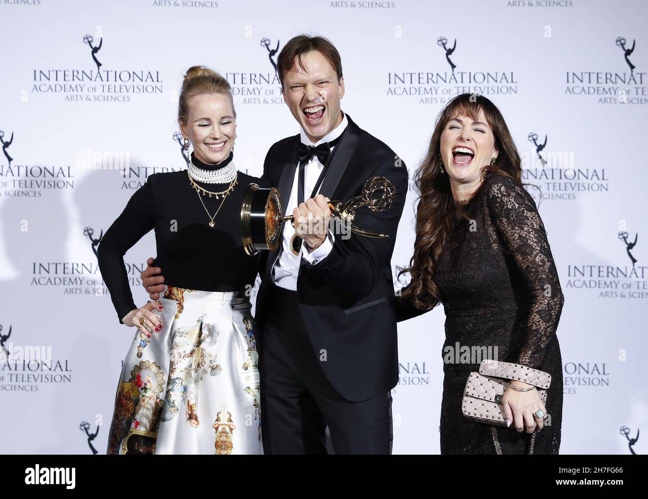 New York, États-Unis.22 novembre 2021.L'actrice suédoise Sofia Helin, le réalisateur norvégien Alexander Eik et le producteur Silje Hopland Eik arrivent dans la salle de presse avec un prix aux 49e Emmy Awards internationaux à la Casa Cipriani à New York le lundi 22 novembre 2021.Photo de John Angelillo/UPI crédit: UPI/Alay Live News Banque D'Images