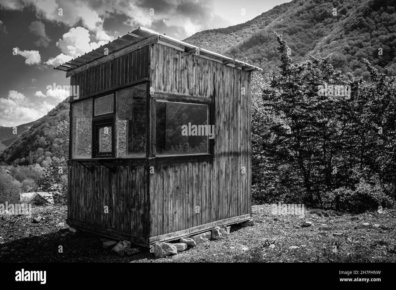 Stand de la garde de sécurité le long de la route militaire géorgienne, dans le Caucase.Noir et blanc. Banque D'Images