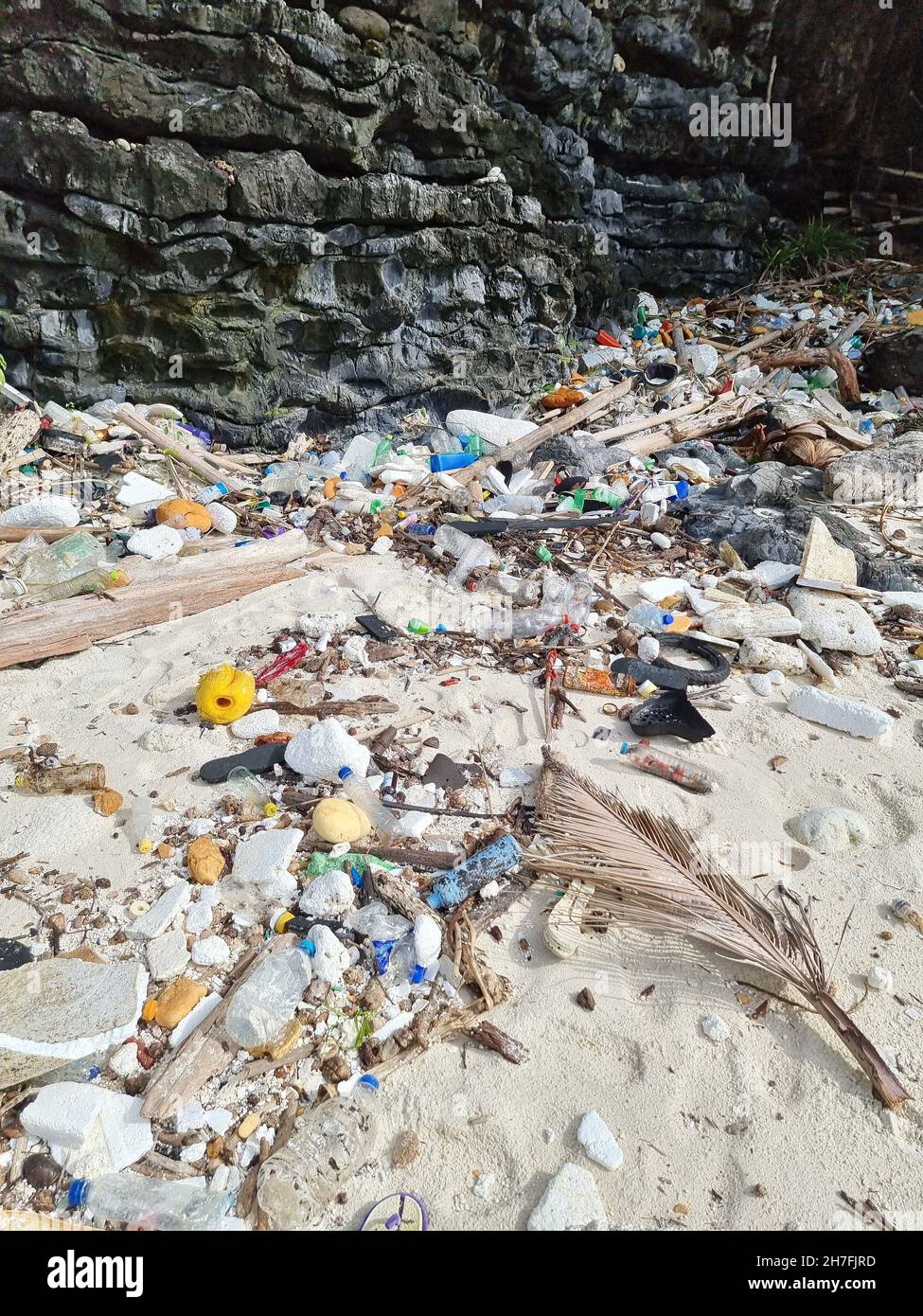 Kho Phi Phi Thaïlande novembre 2021, plages pleines de bouteilles en plastique et de déchets en Thaïlande immersion dans l'océan - pollution totale sur une plage tropicale. Banque D'Images