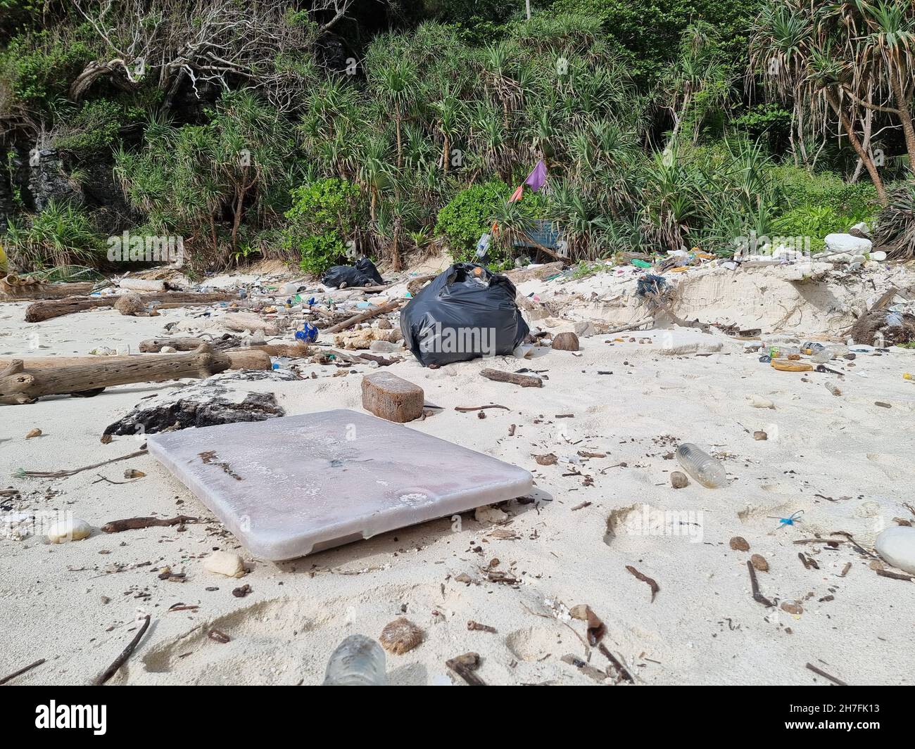 Kho Phi Phi Thaïlande novembre 2021, plages pleines de bouteilles en plastique et de déchets en Thaïlande immersion dans l'océan - pollution totale sur une plage tropicale. Banque D'Images