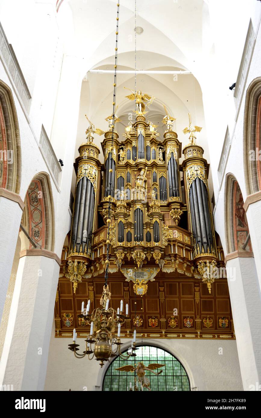ALLEMAGNE.MECKLEMBOURG-POMÉRANIE-OCCIDENTALE.STRALSUND.INTÉRIEUR DE L'ÉGLISE SAINTE-MARIE CONSTRUITE AU XIIIÈME SIÈCLE AVEC LES ORGANES. Banque D'Images