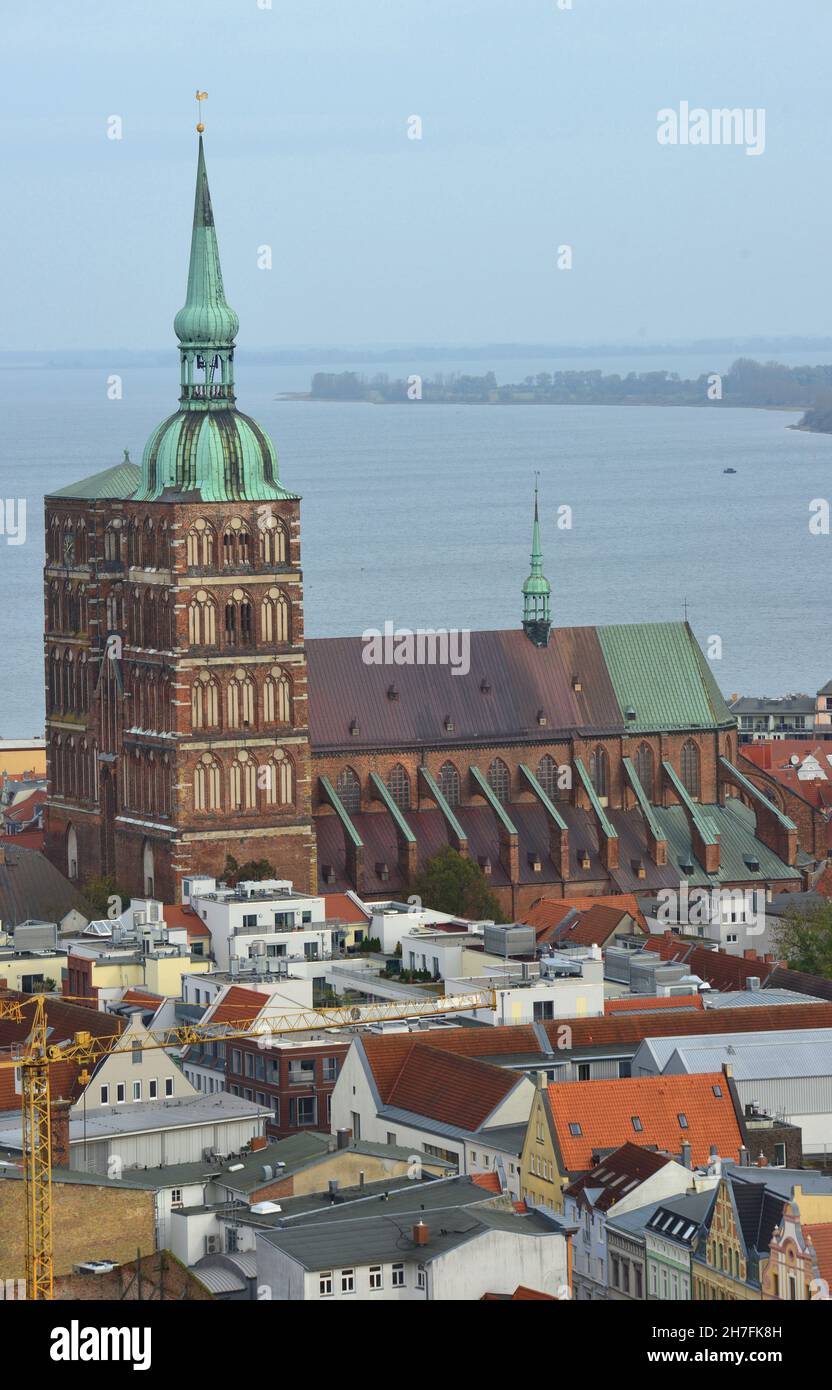ALLEMAGNE.MECKLEMBOURG-POMÉRANIE-OCCIDENTALE.STRALSUND.L'ÉGLISE SAINT-NICOLAS A ÉTÉ CONSTRUITE AU XIIIÈME SIÈCLE. Banque D'Images
