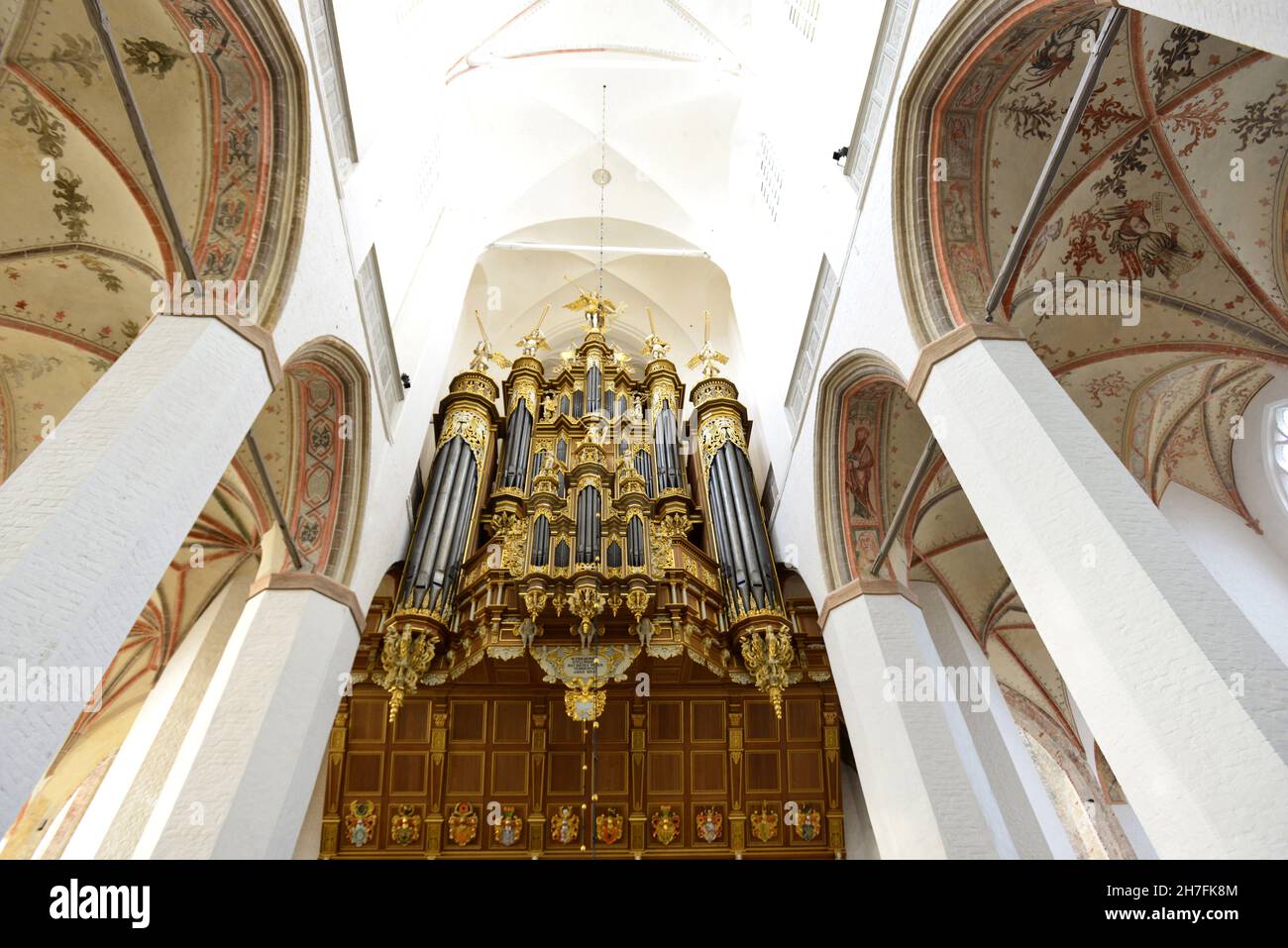 ALLEMAGNE.MECKLEMBOURG-POMÉRANIE-OCCIDENTALE.STRALSUND.INTÉRIEUR DE L'ÉGLISE SAINTE-MARIE CONSTRUITE AU XIIIÈME SIÈCLE AVEC LES ORGANES. Banque D'Images