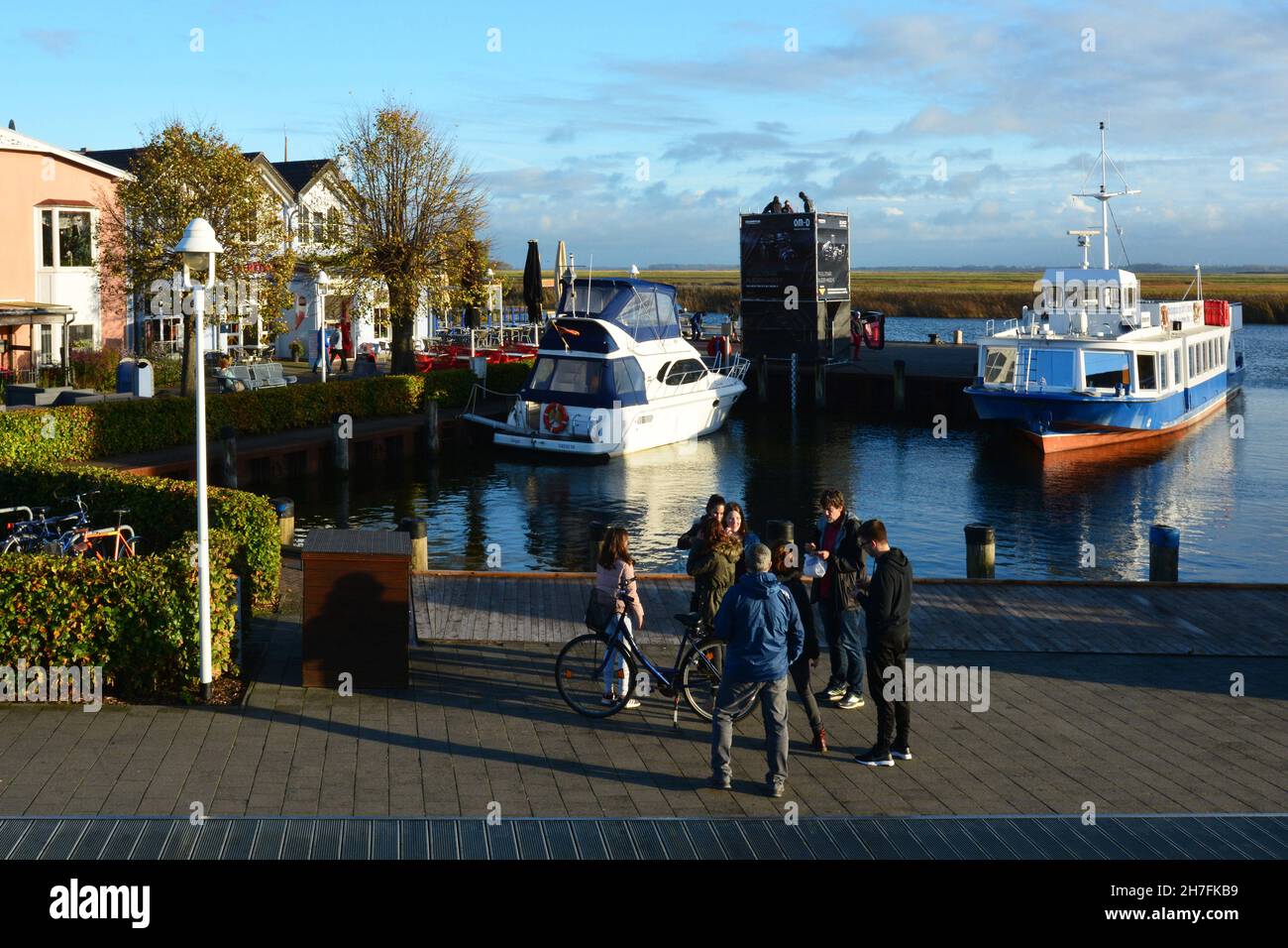 ALLEMAGNE.MECKLEMBOURG-POMÉRANIE-OCCIDENTALE.STRALSUND.LE PORT DE ZINGST DONNE ACCÈS À LA RÉSERVE NATURELLE DE ZINGST QUI PROTÈGE LES GRUES ET LES OIES PENDANT LE T. Banque D'Images
