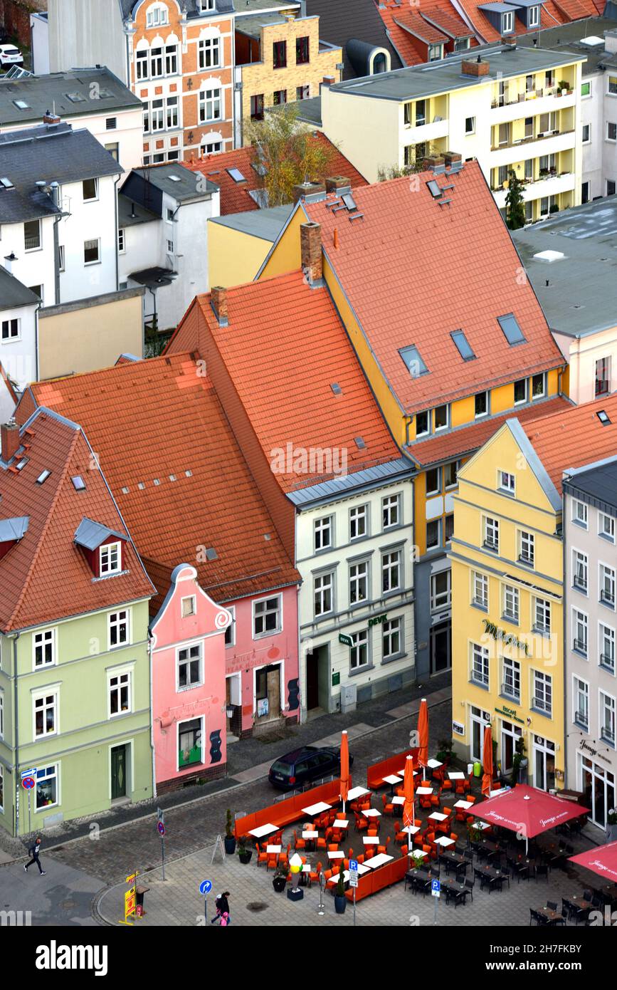 ALLEMAGNE.MECKLEMBOURG-POMÉRANIE-OCCIDENTALE.STRALSUND.MAISONS TRADITIONNELLES DU XVÈME ET DU XVIÈME SIÈCLES SUR LA PLACE DU MARCHÉ. Banque D'Images
