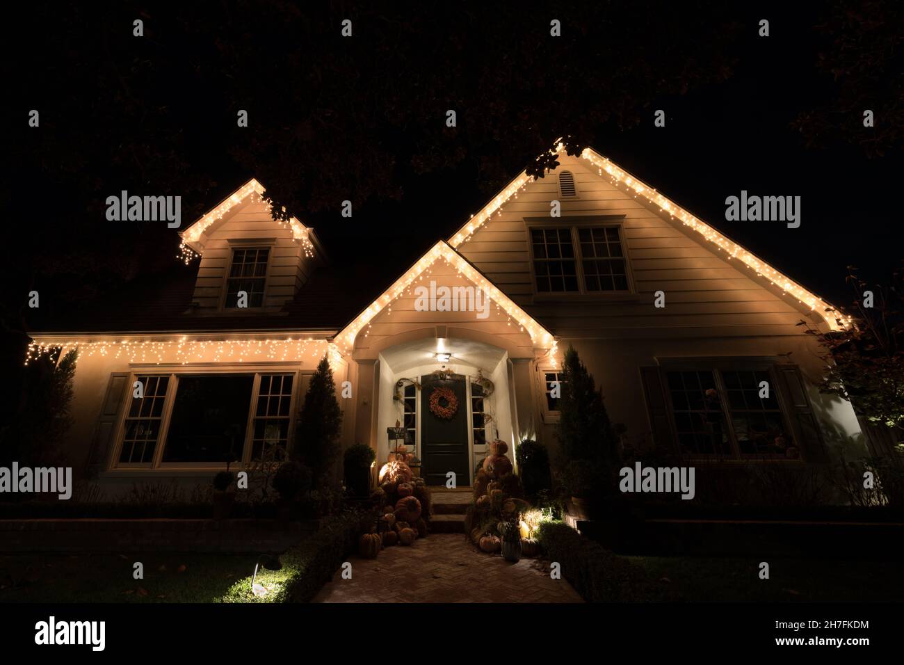 Noël lumières de nuit décorant la maison Banque D'Images