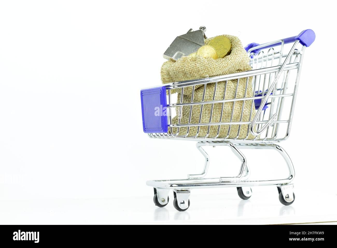 Sac de pièces en euros dans un petit panier - économique, concept d'épargne Banque D'Images