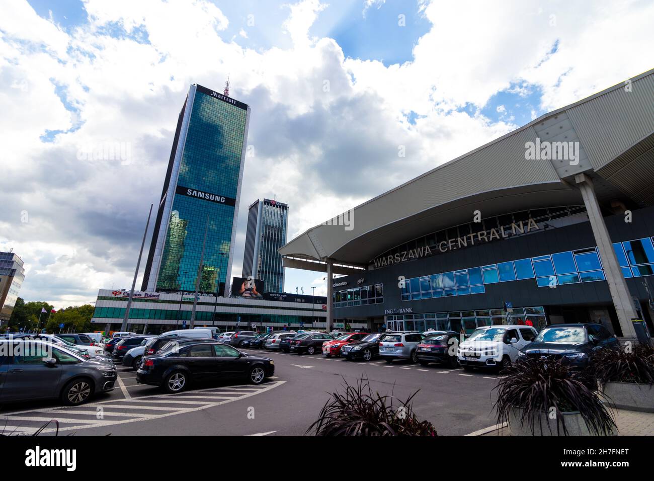 02-09-2021. varsovie-pologne.L'entrée principale de la gare centrale et le parking à proximité.Varsovie Pologne Banque D'Images