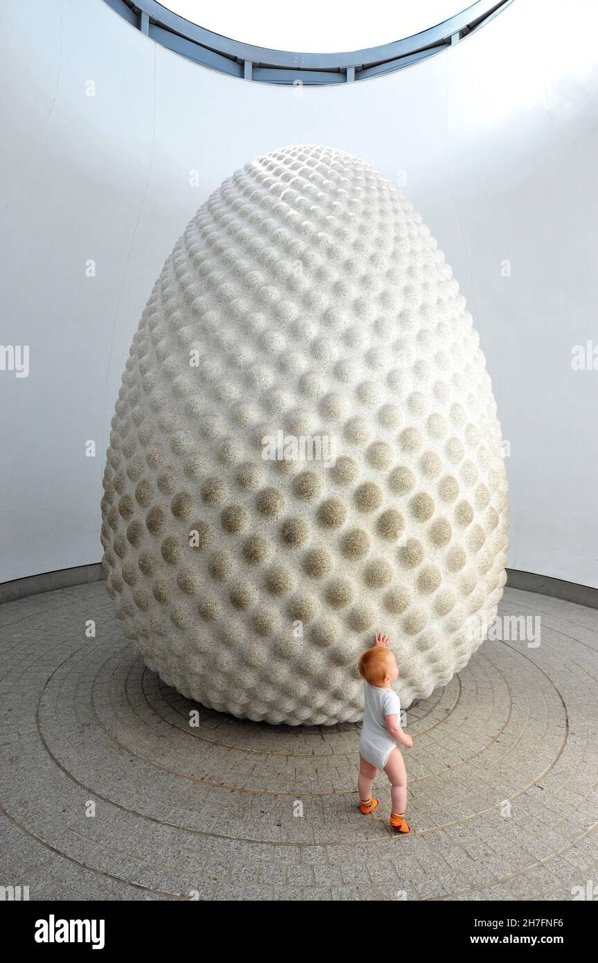 ROYAUME-UNI.ANGLETERRE.CORNALLS.SAINT-AUSTELL.LE PROJET EDEN.ENFANT AVEC LA GRAINE, UNE SCULPTURE FAITE PAR PETER RANDALL-PAGE. Banque D'Images