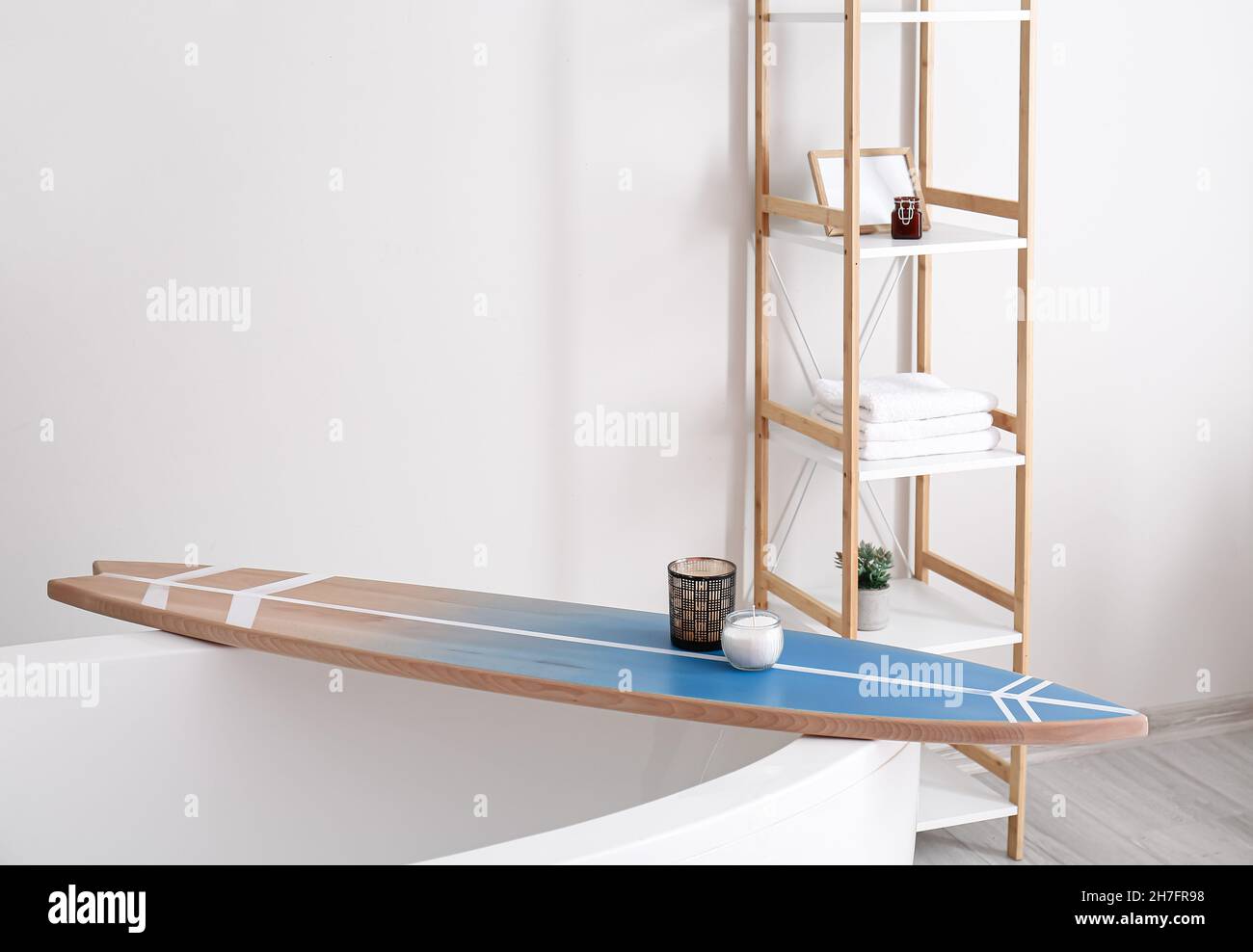 Salle de bains moderne avec baignoire avec planche de surf et bougies  parfumées Photo Stock - Alamy