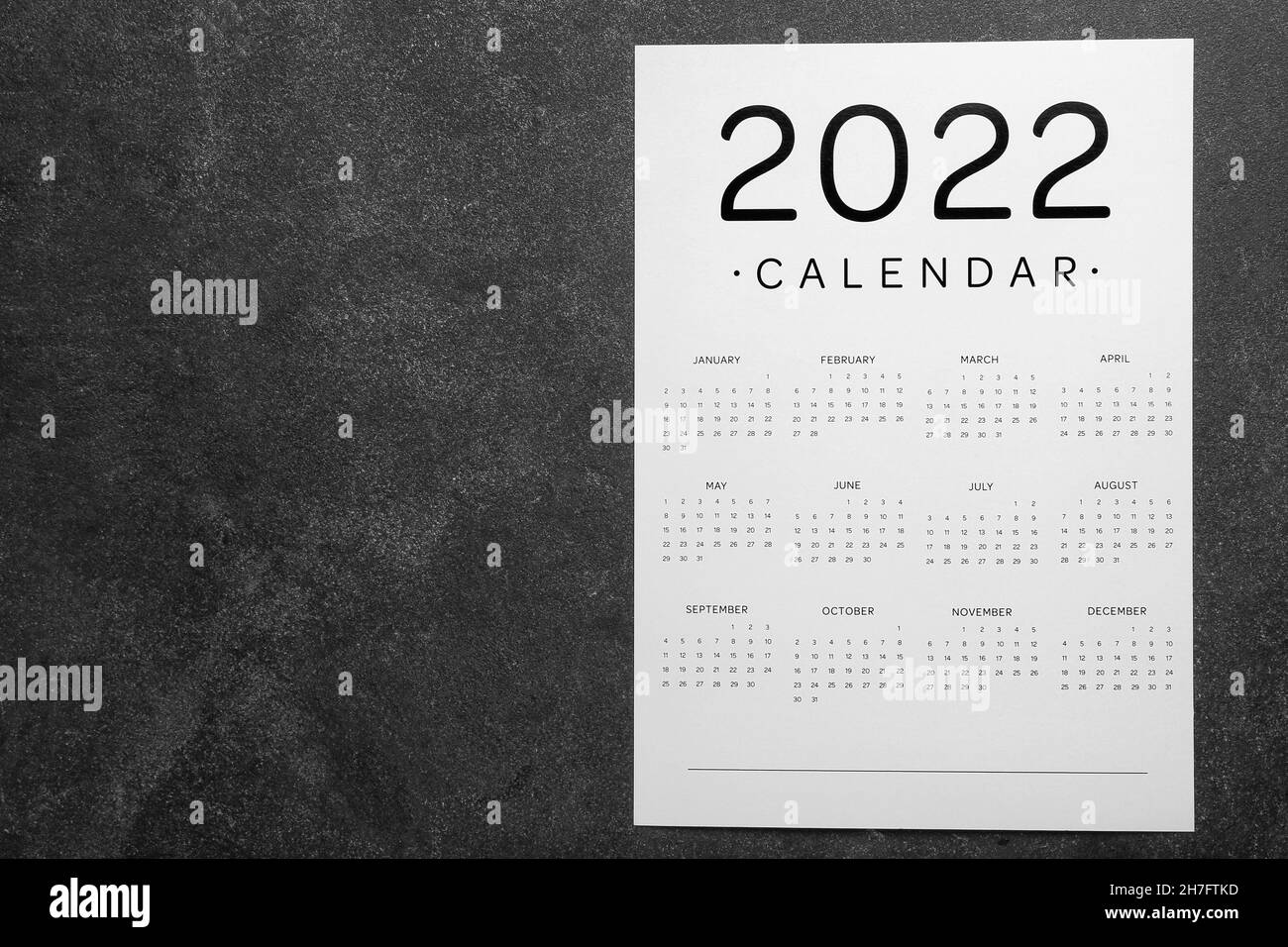 Calendrier papier pour l'année 2022 sur fond sombre Banque D'Images