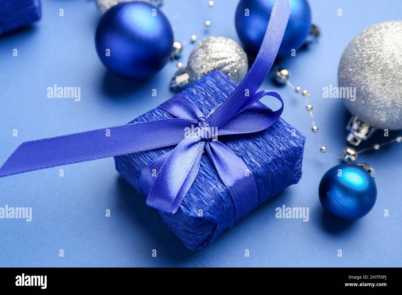 Magnifique cadeau de Noël avec décor sur fond bleu Photo Stock - Alamy
