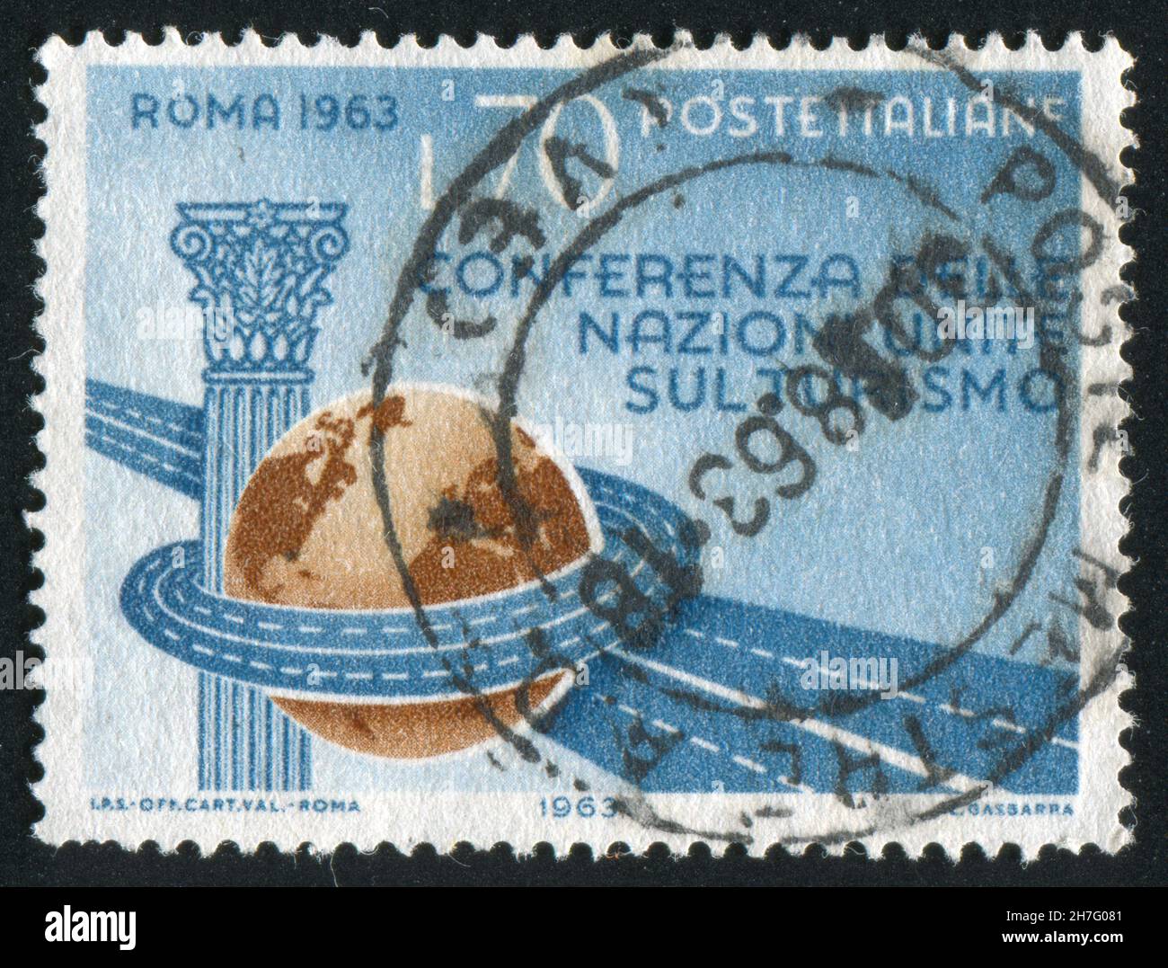 ITALIE - VERS 1963 : timbre imprimé par l'Italie, montre la colonne romaine, le Globe and Highways, vers 1963 Banque D'Images