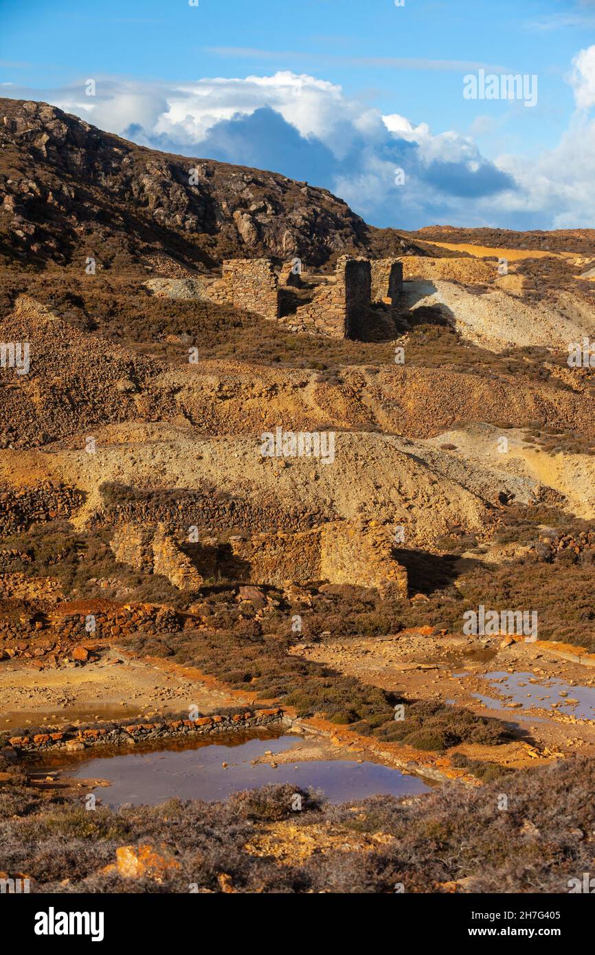 La mine de cuivre très colorée et désexploitée d'amlwch, royaume de cuivre, pays de Galles Banque D'Images