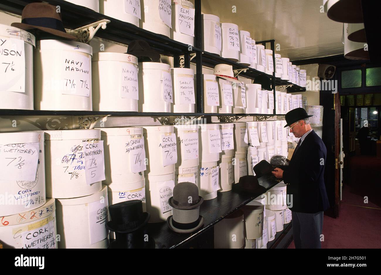 GRANDE-BRETAGNE.LONDRES.CHIC BRITANNIQUE.CERTAINS MAGASINS SONT NOMMÉS PAR LA FAMILLE ROYALE.ICI, L'ÉCLUSE HATTER JAMES SUR LA RUE ST-JAMES. Banque D'Images