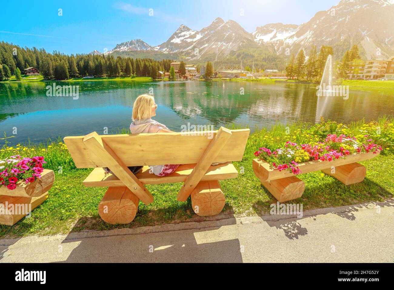 Arosa Waterfront à l'aube.Une jeune fille touristique se détendant dans le parc de la ville d'Arosa et station touristique près du lac Obersee en Suisse.Téléphérique d'Arosa vers Banque D'Images