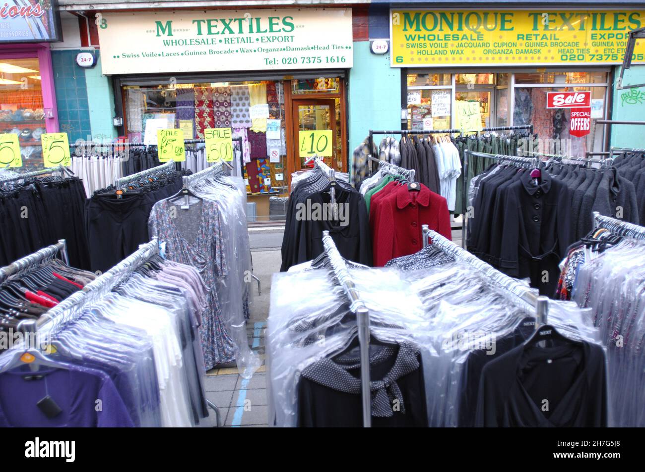 GRANDE-BRETAGNE.LONDRES.EXTRÉMITÉ EST.LE MARCHÉ DES CAISSES DE JUPTICOAT A LIEU DEPUIS AU MOINS LES ANNÉES 1750 ET COMPTE MAINTENANT PLUS DE 1 000 STANDS LE DIMANCHE.LE Banque D'Images