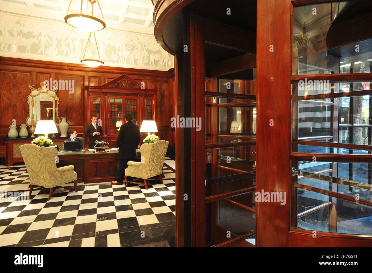 ROYAUME-UNI, LONDRES.SUR LE STRAND, LE LÉGENDAIRE SAVOY A ROUVERT EN DÉCEMBRE DERNIER APRÈS TROIS ANS ET 225 MILLIONS DE LIVRES DE RÉNOVATION.L'ARCHITECTURE FRANÇAISE Banque D'Images