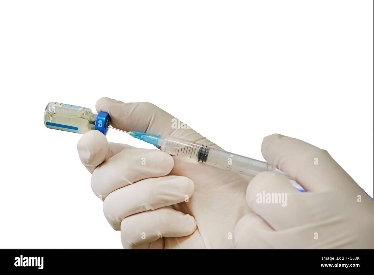 médecin mains et ampoule isolées sur blanc. médecin dessine la solution pharmaceutique dans la seringue à partir du flacon sur fond blanc Banque D'Images