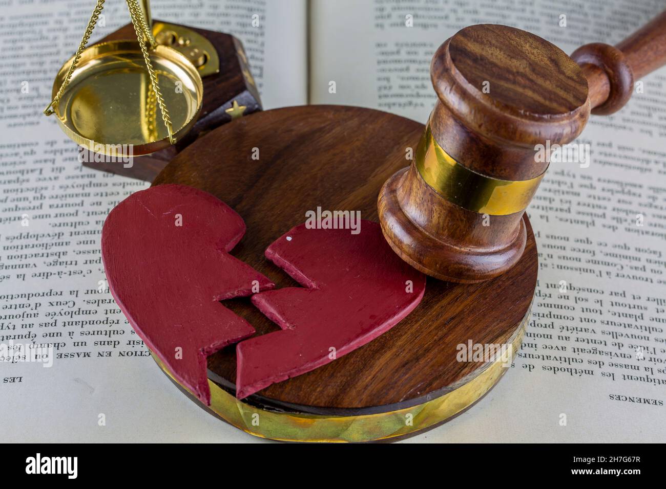 Gavel et forme le cœur brisé par un divorce concept Banque D'Images