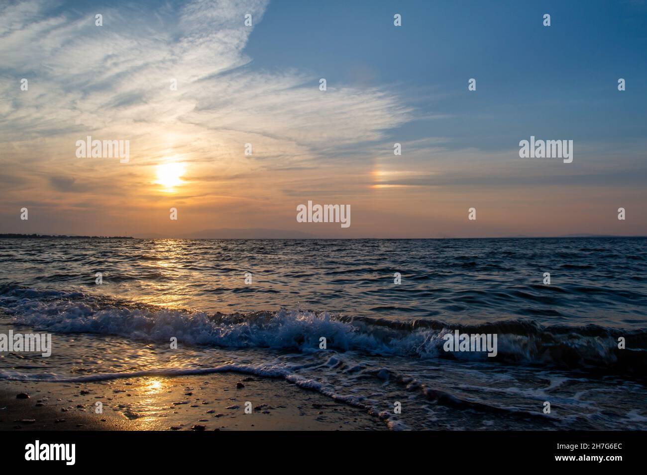 Ciel nocturne avec des nuages spectaculaires sur la mer. Coucher de soleil spectaculaire sur la mer. Banque D'Images