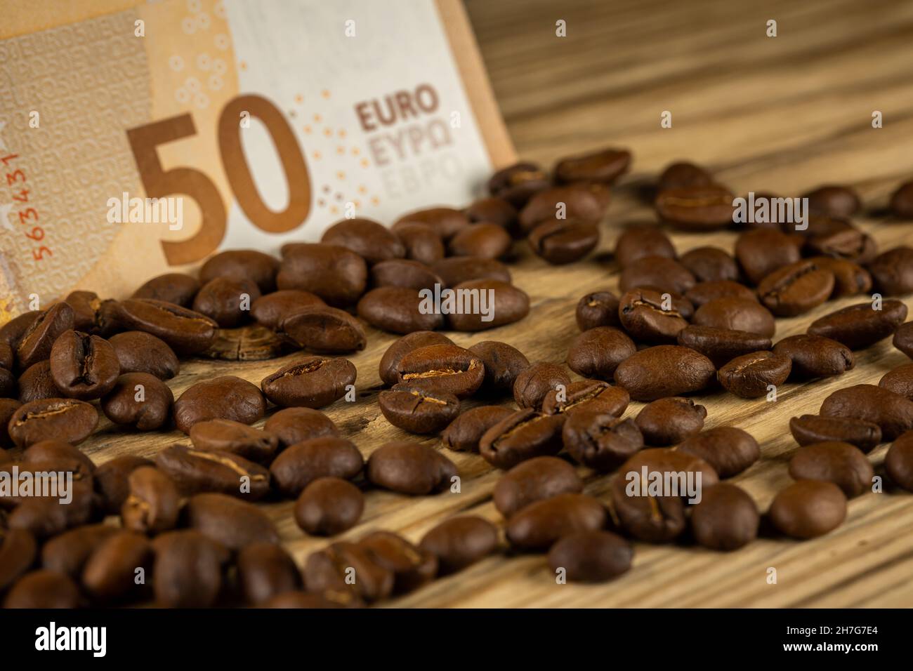 Grains de café rôtis avec facture de 50 euros.Prix élevé du café.Image prise dans une bonne lumière artificielle. Banque D'Images