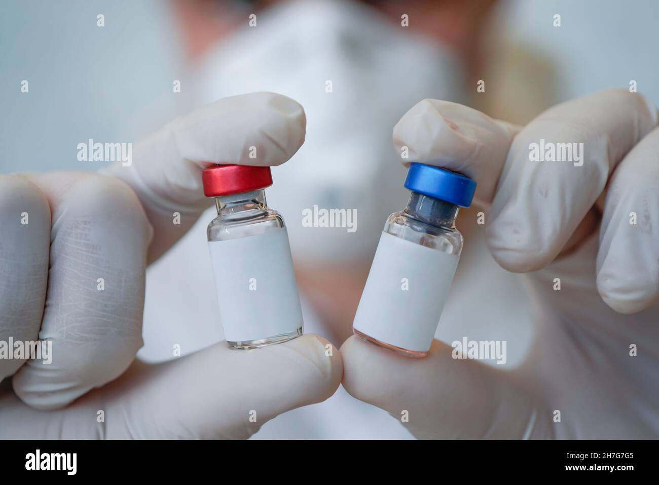 Étiquette vierge pour votre texte et votre dessin sur la bouteille avec le liquide. Développement scientifique des vaccins en laboratoire. Tests de vaccins. Le con Banque D'Images