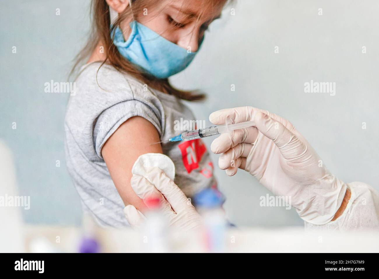 Un médecin injecte bébé de vaccination d'enfant.Le médecin traite l'épaule de la jeune fille avec de l'alcool pour la vaccination, désinfection pour la vaccination, immu Banque D'Images