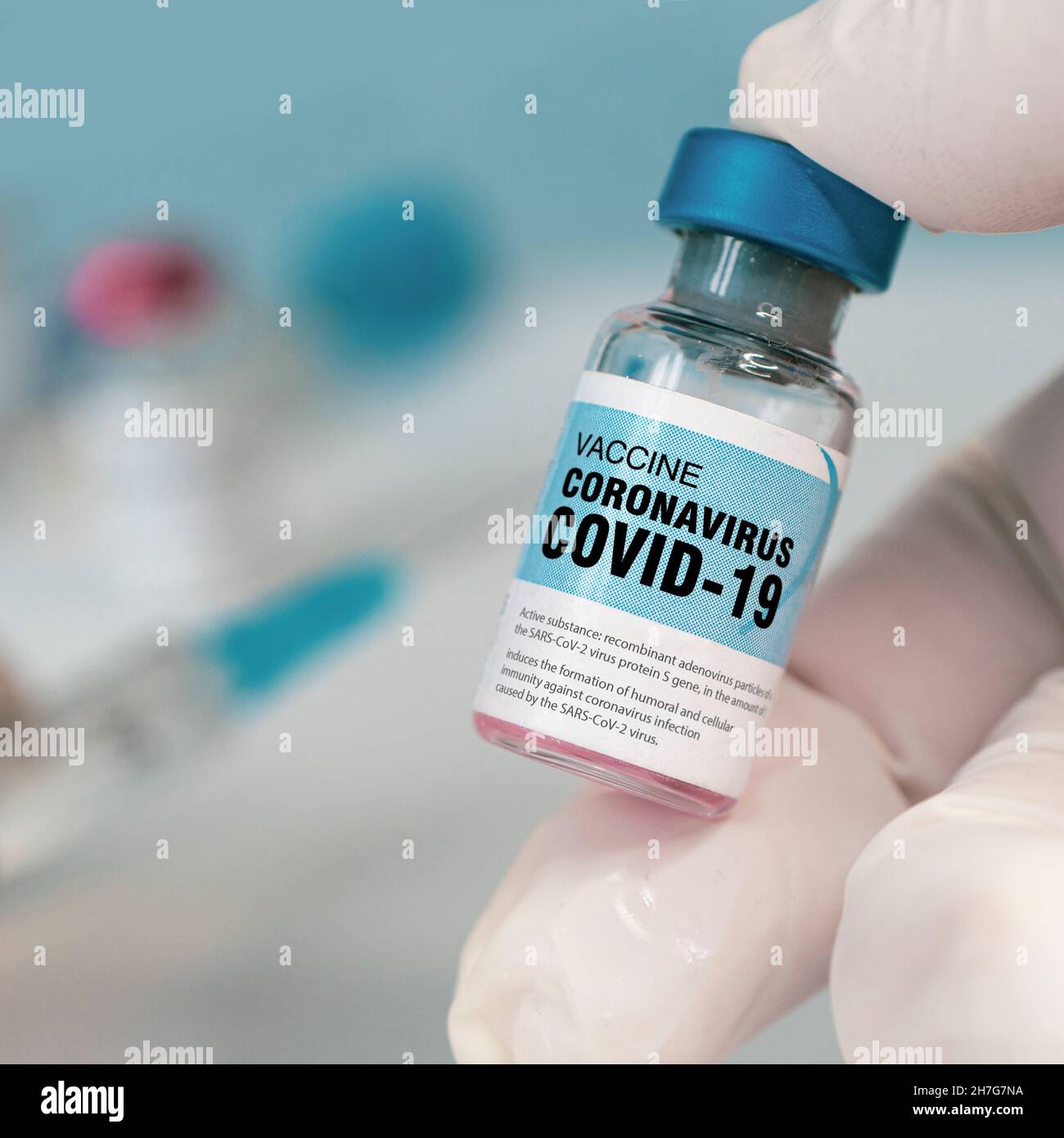 Main du médecin gants tenant le vaccin contre le coronavirus. Protection de la population contre l'infection par le coronavirus. Développement d'un nouveau vaccin contre coron Banque D'Images