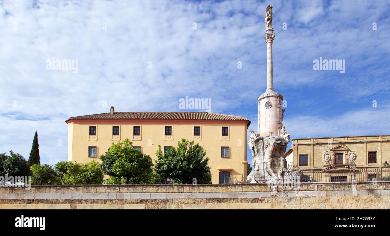 Plaza del Triunfo et Triunfo de San Rafael de la Puerta del Puente Córdoba Espagne Banque D'Images