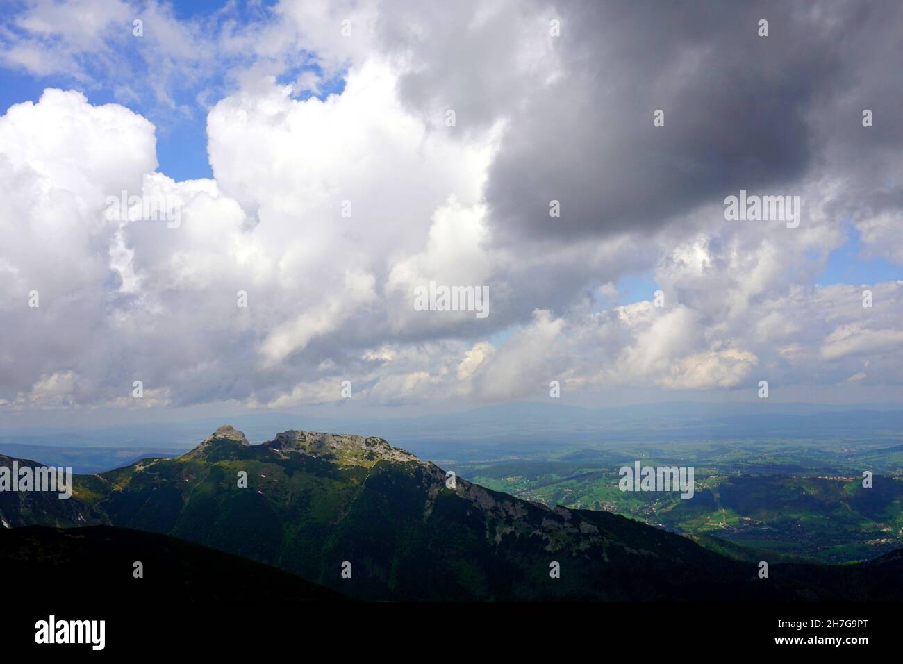 Vue panoramique sur la montagne de Giewont et la ville de Zakopane depuis Kasprowy Wierch.Montagnes Tatra, Pologne Banque D'Images