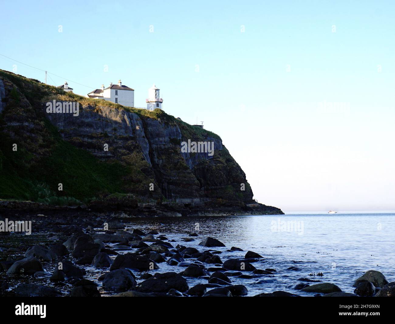 Le phare de Blackhead en Irlande du Nord.Utilisé comme lumière de guidage lorsque Titanic a été lancé. Banque D'Images